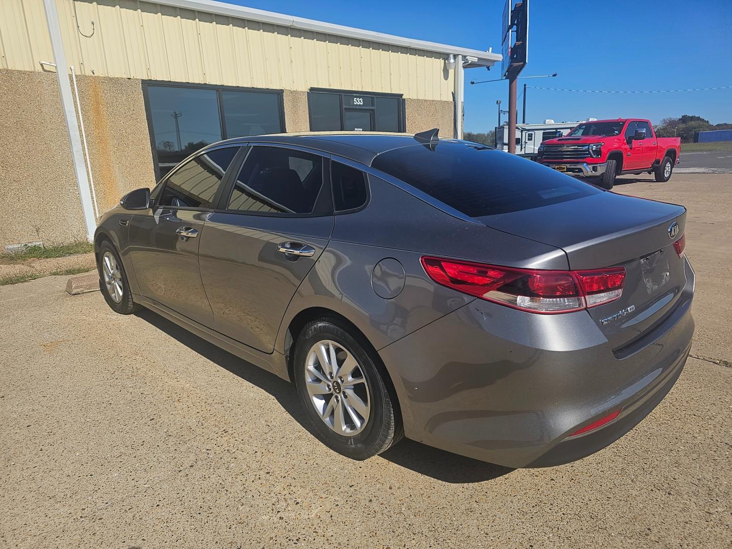 2017 SILVER Kia Optima LX (5XXGT4L38HG) with an 2.4L L4 DOHC 16V engine, 6A transmission, located at 533 S Seven Points BLVD, Seven Points, TX, 75143, (430) 255-4030, 32.313999, -96.209351 - Photo#3